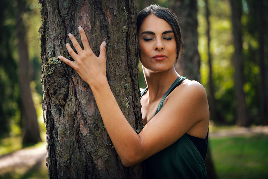 Forest bathing: cos’è, benefici e differenze da una semplice passeggiata nel bosco 1 Forest bathing: cos’è, benefici e differenze da una semplice passeggiata nel bosco