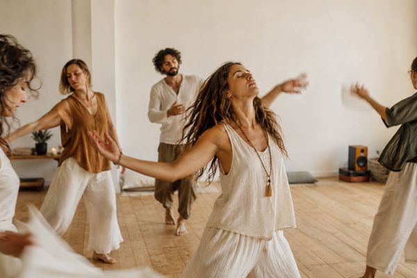 Trance Dance: cos’è e come funziona la danza del respiro e del movimento