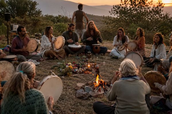 Cerchio di tamburi e rituali del solstizio: come si vive una pratica collettiva con il tamburo