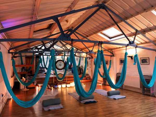 Sessione di meditazione sonora con gong in amache o su tappetini imbottiti